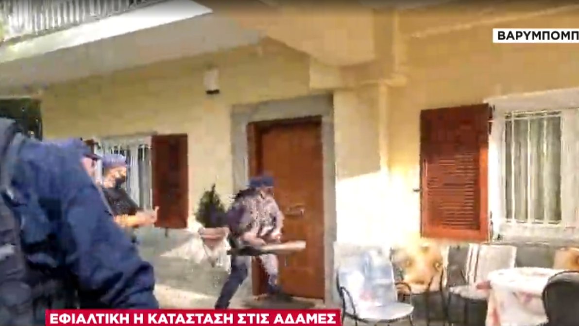 commonsense491's tweet photo. Αστυνομικοί σπάνε πόρτες σε σπίτια όπου υπάρχει υποψία ότι υπάρχει μέσα άνθρωπος.

Ακριβώς δίπλα βάζουν νερό στα ζωάκια.

Πεζοί, χωρίς πυροσβεστικά μέσα.

Και αυτά για να τους πετάξει μολότοφ αύριο ο Άρης ο ανάρχας &amp; να τους βρίζει για πολιτικό αφήγημα η κάθε Rosa..
#βαρυμπομπη https://t.co/OKlX7nEd3F