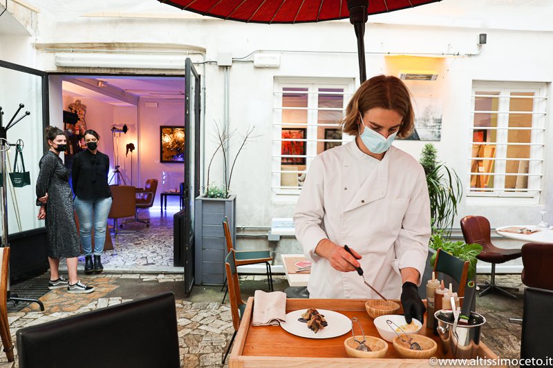 Una esperienza di degustazione ricca di contrasti che gioca con gli stimoli sensoriali e le sfaccettature del gusto. Un percorso in un crescendo di sapori. Non solo il classico pescato ma anche alghe e frutti marini. 💪
 #oliosutavola #altissimoceto #viaggiatoregourmet