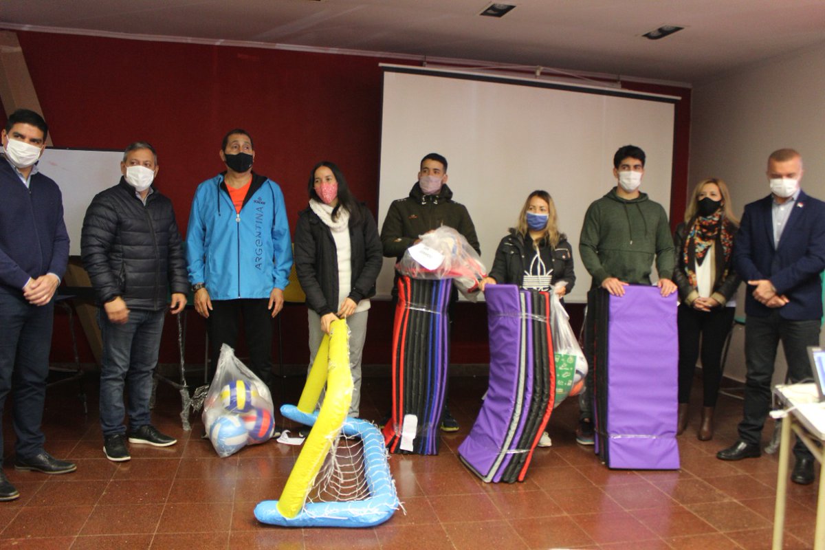 miguel_sedoff's tweet photo. Estos elementos serán destinados a los estudiantes que asisten a los centros de apoyo que cuentan con espacios recreativos y deportivos distribuidos en los municipios de la provincia, herramienta fundamental que tenemos como ministerio para incentivar la #revinculaciónpedagógica. https://t.co/qVBj89wkic