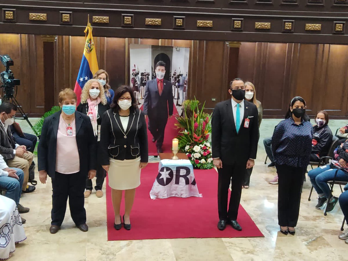 Asamblea_Ven's tweet photo. #3agosto Desde el Palacio Federal Legislativo, la junta directiva y diputados de la Asamblea Nacional rinden homenaje póstumo al parlamentario y presidente del Partido Ora, Luis Reyes, quien falleció el pasado 26 de julio. https://t.co/PgvGvP76s2