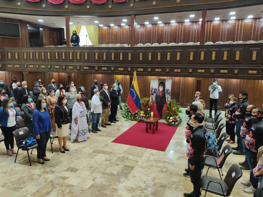 Asamblea_Ven's tweet photo. #3agosto Desde el Palacio Federal Legislativo, la junta directiva y diputados de la Asamblea Nacional rinden homenaje póstumo al parlamentario y presidente del Partido Ora, Luis Reyes, quien falleció el pasado 26 de julio. https://t.co/PgvGvP76s2