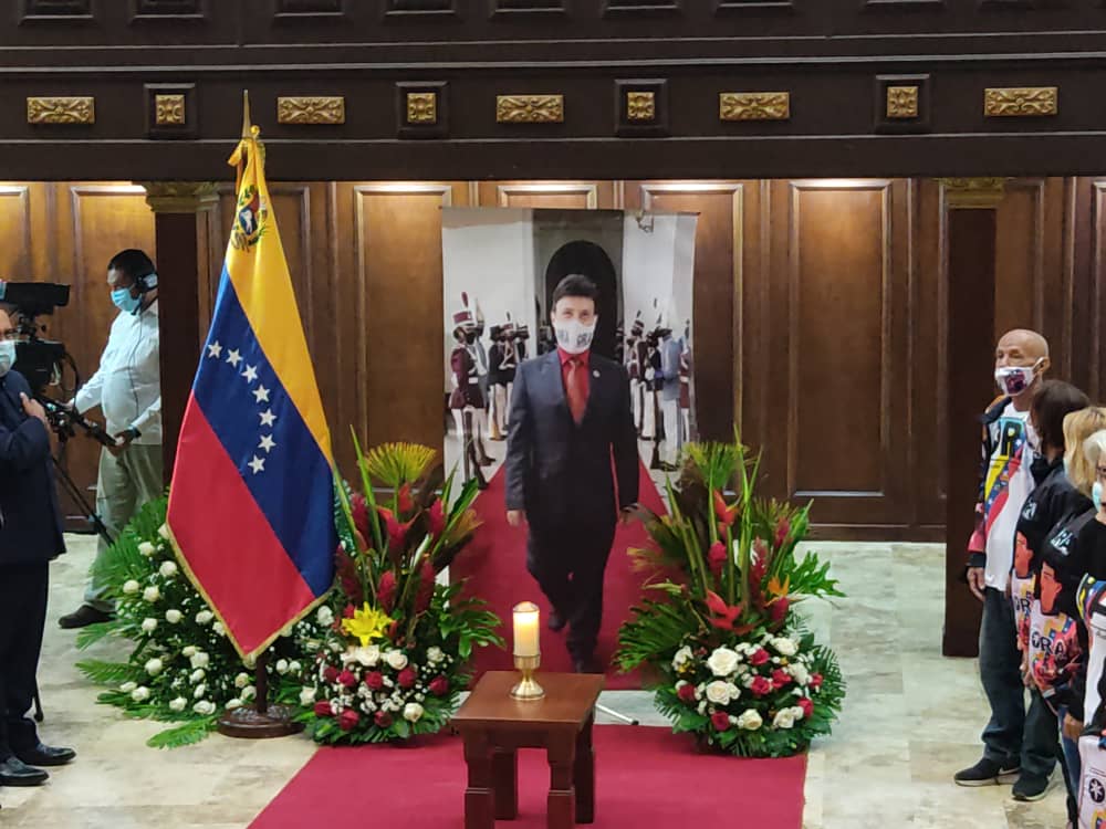 Asamblea_Ven's tweet photo. #3agosto Desde el Palacio Federal Legislativo, la junta directiva y diputados de la Asamblea Nacional rinden homenaje póstumo al parlamentario y presidente del Partido Ora, Luis Reyes, quien falleció el pasado 26 de julio. https://t.co/PgvGvP76s2