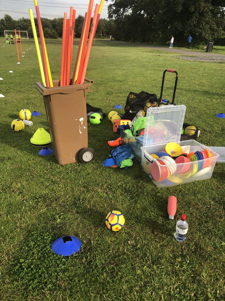 ‘Equipment corner’ in full use at this evenings session ⚽️