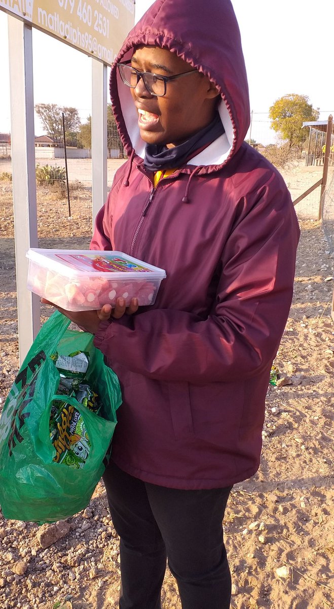 Khutjo1906's tweet photo. Here's my smaller nyana hustle❤
I sell sweets at school😅 R30 daily profit. R150 a week. R600 a month😊 it might be nothing for you but its something for me since mom is unemployed❤
#DJSBU https://t.co/U1LJd9IolM