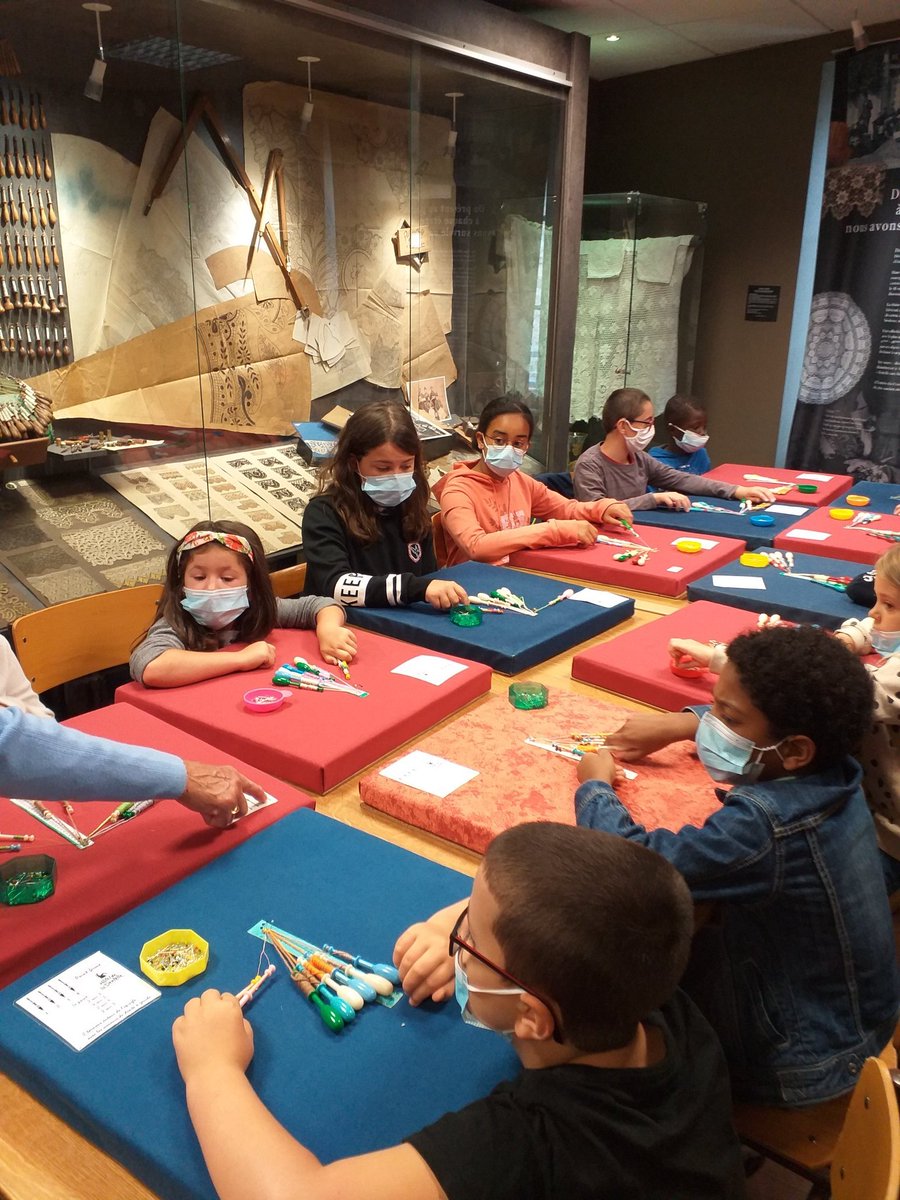 LeoBrioude's tweet photo. Les enfants se sont initiés à la dentelle ce matin à Brioude, ils ont créé  leur bracelet puis visiter le musée en compagnie de Cetyna employée de la maison. Merci aux bénévoles et professionnels pour leur accueil et leur patience! Les enfants et anim sont partis ravis.. https://t.co/xgfCnXhXzT
