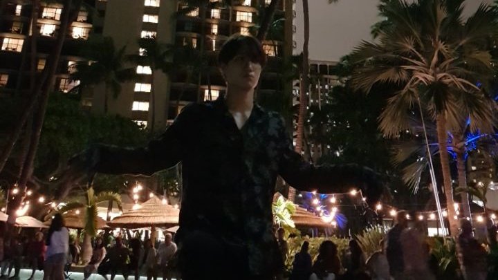 shotskai's tweet photo. jongin in hawaii https://t.co/Oks2wd81L4