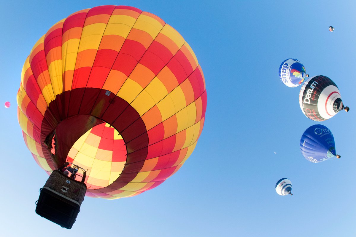 bristolballoon's tweet image. BRISTOL! Tomorrow morning, look to the skies for a balloonie surprise!

The #FiestaFortnight, powered by @CostaCoffee  kicks off with a morning ascent from a secret location, if you live in North Bristol you're in for a treat!