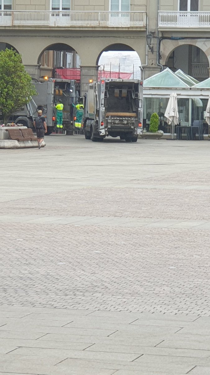 🛑Queda muy "bonito" que en la Pza Maria Pita (La Coruña) los camiones de barrenderos pasen a recoger la basura a las 18:45 delante de la oficina de turismo. Y no se escuchen las indicaciones.🤦🏻‍♂️ <a href="/ConcelloCoruna/">Concello da Coruña</a> <a href="/inesreygarcia/">Inés Rey</a> ⤵️⤵️
