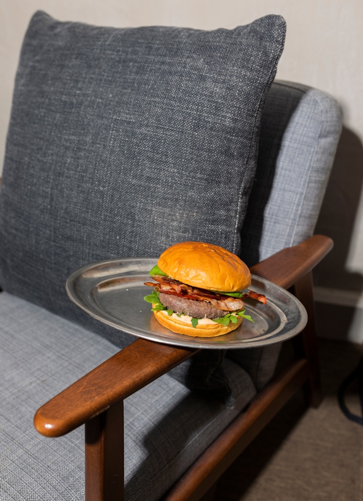 LaGranFamiliaDG's tweet photo. STOP ‼️✋🏼 Para de hacer scroll y pide esta burger de ternera, bacon, aguacate y mayo chipotle con toque picante 🌶️ 🔥

#DaniGarciaEnCasa #LaGranFamiliaMediterránea #LGFM #Delivery #Madrid #Barcelona #Marbella #Málaga #Sevilla #Valencia #Burger #Chipotle #MasterChefFamily https://t.co/bwxtT16lRi