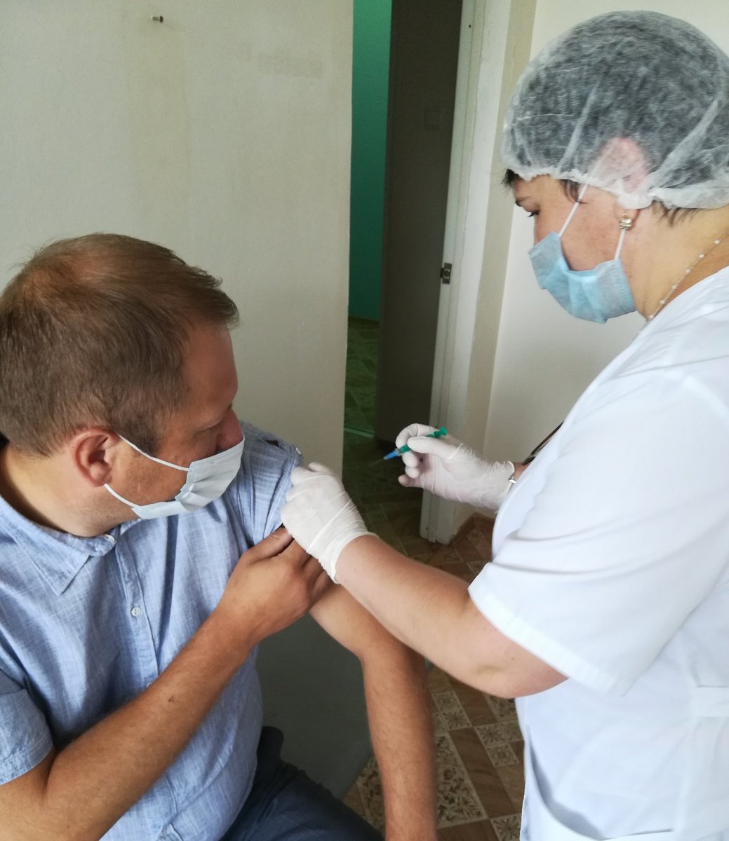 Продолжая борьбу с распространением новой коронавирусной инфекции 3 августа прошли вакцинацию первый зам. главы Богатовского района, зам. главы Богатовского района по строительству и ЖКХ С.А. Источников и зам. главы Богатовского района по социальным вопросам Е.М. Артемьева.