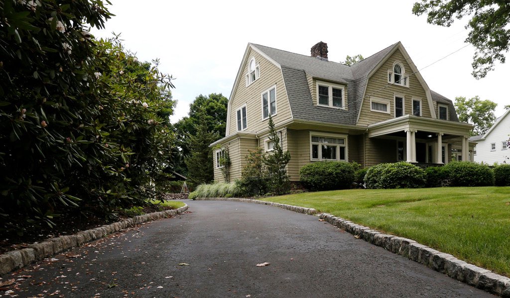 MakingTCNice's tweet image. New ep is up!! Our longest one yet—Evan joins special guest @missmariiss to talk about the insane Watcher House. We also deep dive into #RHOBH, the Er*ka situation, and the failed naming of former villain Lucy Lucy Apple Juice (link in bio!!)