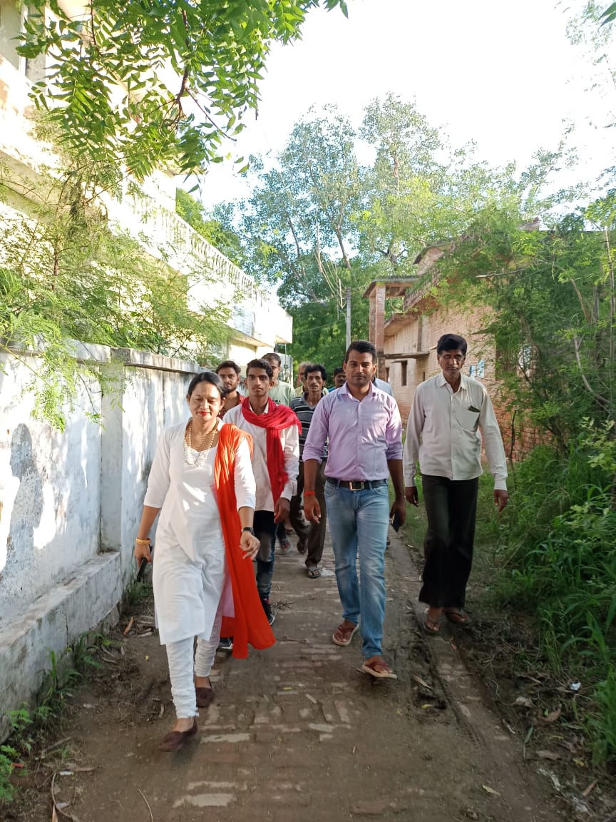 Ritasinghpaswan's tweet photo. #मेरी_विधानसभा
#मेरा_परिवार

आज अपनी 264 बारा विधानसभा मे लोगो से मुलाकात कर उनकी समस्याओं के बारे में जानी एंव चिल्ला गांव के निवासी मोहित मिश्रा ,जी के यहाँ तेरवी मे सामिल हुई

@myogiadityanath @sunilbansalbjp @swatantrabjp 
#BJP https://t.co/SOkxgHeaWj
