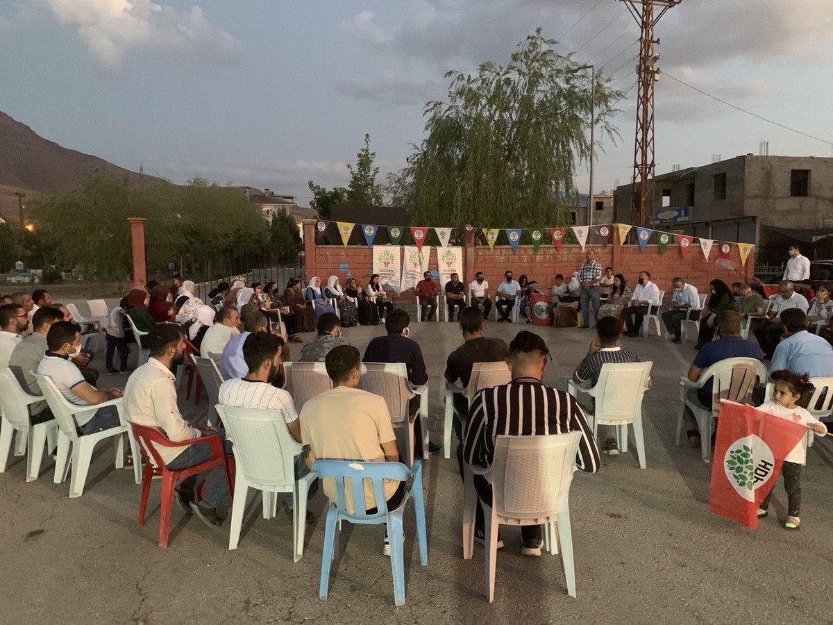 DEMipekyolu's tweet photo. İl Eş Başkanlarımız Handan Karakoyun ve Fikret Doğan, Vekillerimiz Muazzez Orhan ve Sezai Temelli ile birlikte Yeni Mahalle’de halkımızla buluştuk. Halkımızın coşkusu umudumuzu büyüttü. Toplantıda emeği geçen tüm mahalle yapımıza teşekkür ederiz. #HDPliyizHerYerdeyiz @TayipTemel https://t.co/TDI9WNmk2f