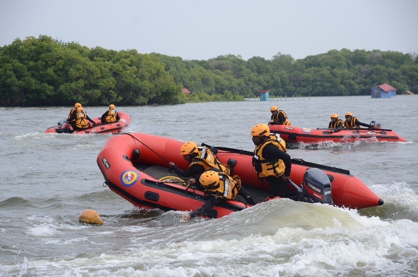 Connecting_biz's tweet photo. When floods and landslides devastated Sri Lanka a few years ago, @apadlk, one of our Member Networks, stepped in and collaborated with the military &amp; private businesses to train volunteers in search and rescue activities. 

Read more: 
https://t.co/0YUALOZQcG #5yrsofCBi https://t.co/qySir4ZYDL