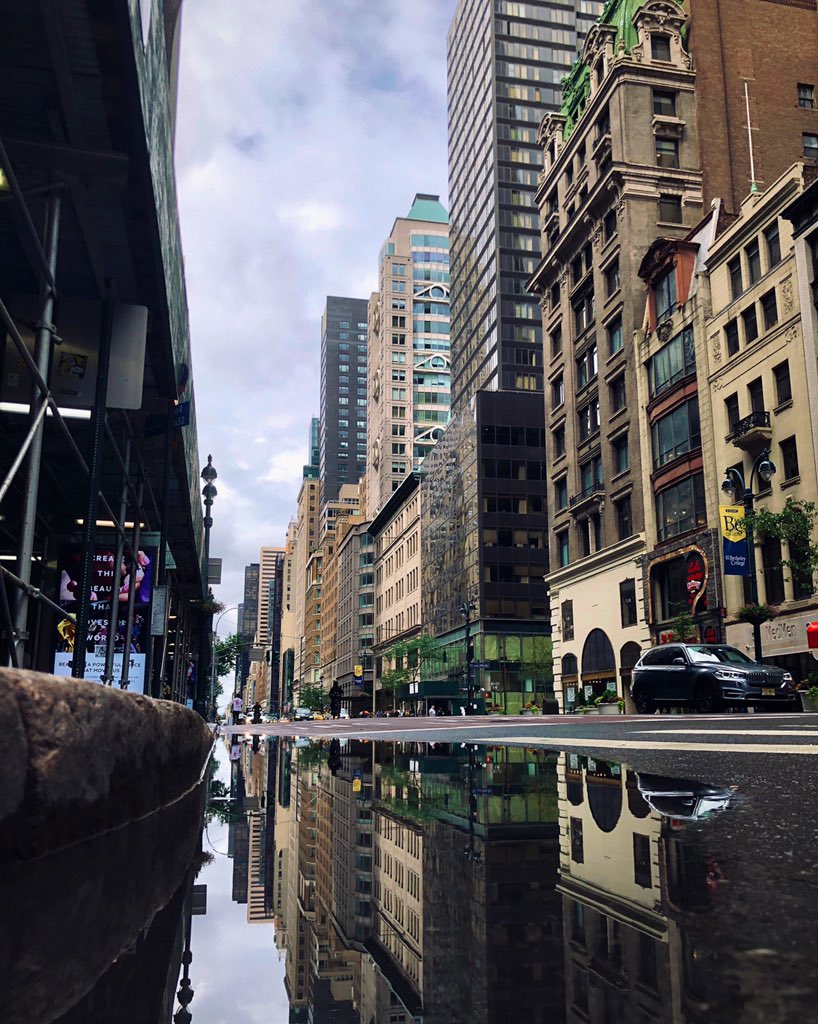 MoBiLe PhOtO bY cHrIs SaNtOs
#newyork #newyorkcity #newyorker #nyc #summervibes #summervibes #photography #landscapephotography #creative #streetphotography #streetart #midtownnyc #mobilephotography #composition #picturesofnewyork #reflectionphotography #iphonephotography