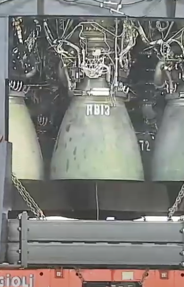 Jared82479845's tweet photo. RB13 is another one of the unknown raptors installed onto Booster 4. (NSF Booster 4 rollout) https://t.co/9DGbzfcbqa