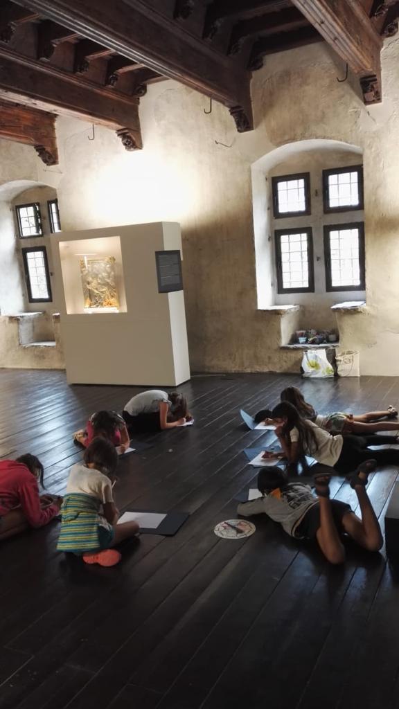 CultureVdA's tweet photo. #3agosto Scene da una (stra)ordinaria #CacciaAlMostro coi bambini tra le sale del #castello Sarriod de La Tour di #StPierre!
#StoriePerGioco #Culturété @Valle_dAosta @Abb_Musei @guichardaz @vvallet67 https://t.co/HJepbuhdeU