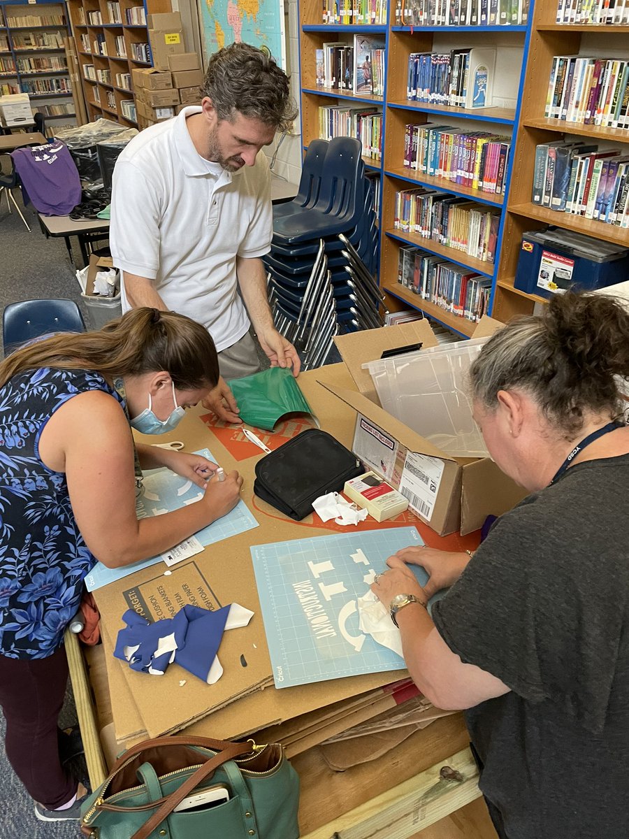 chelseifox's tweet image. @YCSDInnovates IICs learning new tools, collaborating and getting to know our new additions!! loving the t-shirts designed by @swardensky @KWatkins47 @fisher_dfisher @willbennettva @junemariejones @fbheather1 @Historywmoses @MHarrisEdu @kecagle #makerED