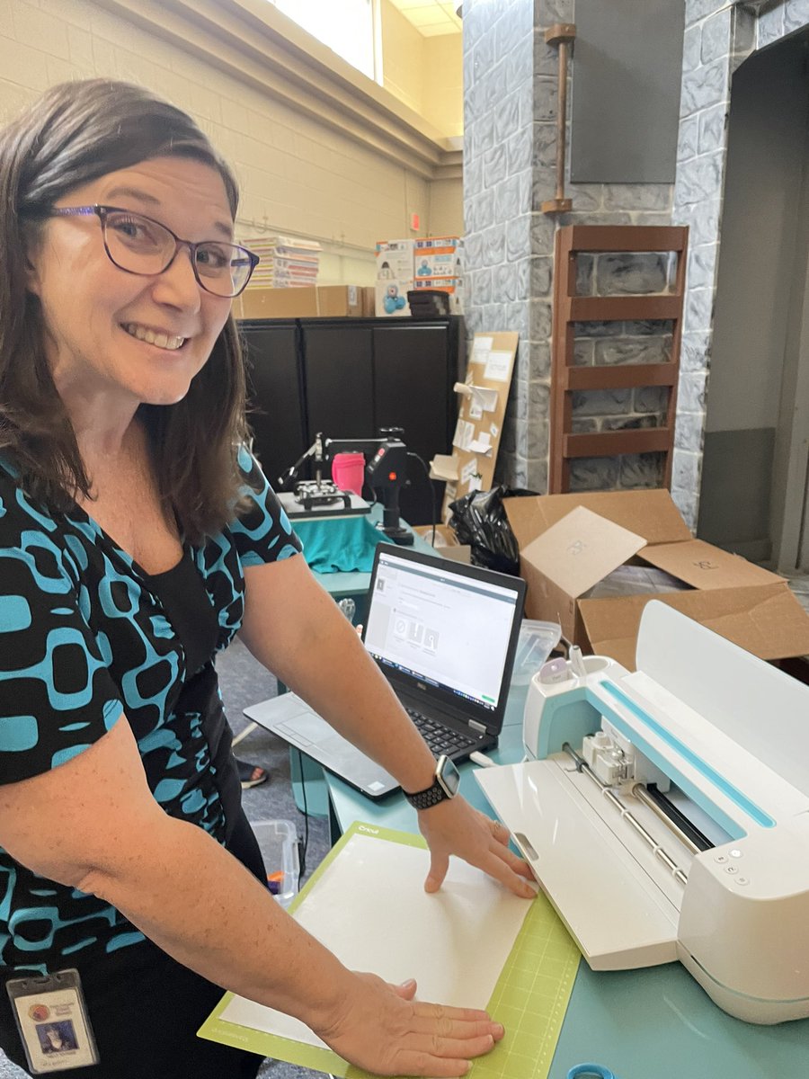 chelseifox's tweet image. @YCSDInnovates IICs learning new tools, collaborating and getting to know our new additions!! loving the t-shirts designed by @swardensky @KWatkins47 @fisher_dfisher @willbennettva @junemariejones @fbheather1 @Historywmoses @MHarrisEdu @kecagle #makerED