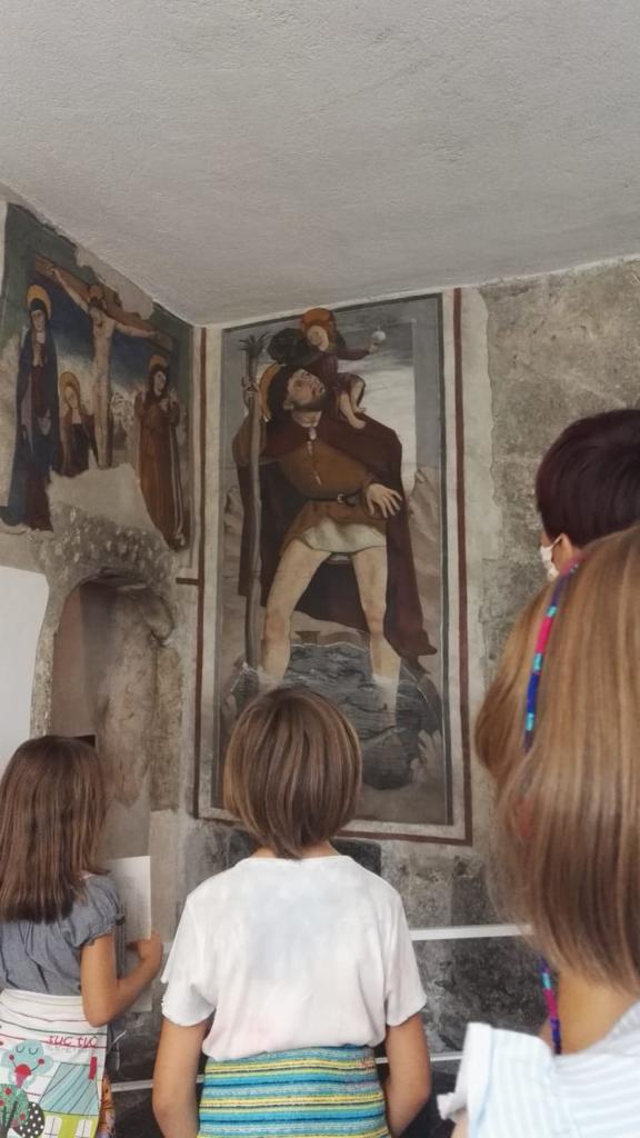 CultureVdA's tweet photo. #3agosto Scene da una (stra)ordinaria #CacciaAlMostro coi bambini tra le sale del #castello Sarriod de La Tour di #StPierre!
#StoriePerGioco #Culturété @Valle_dAosta @Abb_Musei @guichardaz @vvallet67 https://t.co/HJepbuhdeU