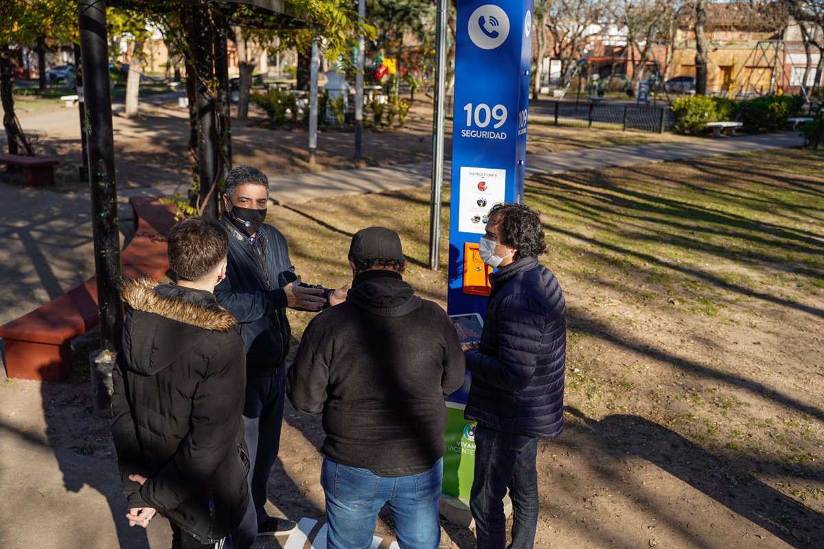 jorgemacri's tweet photo. Estuvimos en la Plaza Sarmiento de Carapachay, junto a Facundo y Marcelo, vecinos de la zona, anunciando la incorporación de 15 nuevos puntos seguros, ya son 82 en todo el municipio. Una herramienta fundamental para asistirte ante cualquier emergencia en la calle. https://t.co/iHISgG6ZFX
