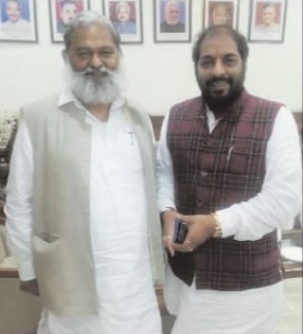 GokulSetia's tweet photo. @INCDelhi @Ch_AnilKumarINC @RahulGandhi @priyankagandhi @kcvenugopalmp @shaktisinhgohil @ImranMasood_in @ABPNews @TOIIndiaNews @aajtak हरियाणा सरकार का दोहरा चेहरा एक तरफ सरकार उन अफसरों को फील्ड में पब्लिक डीलिंग से दूर करने की बात करती है जिनके खिलाफ मुकदमा दर्ज है दूसरी तरफ़ सिरसा के दागी विधायक गोपाल कांडा से गले मिल उनका सरकार में पूरी दखल है।अब यह दोहरे मापदंड क्यों । https://t.co/yU7UKL58wH