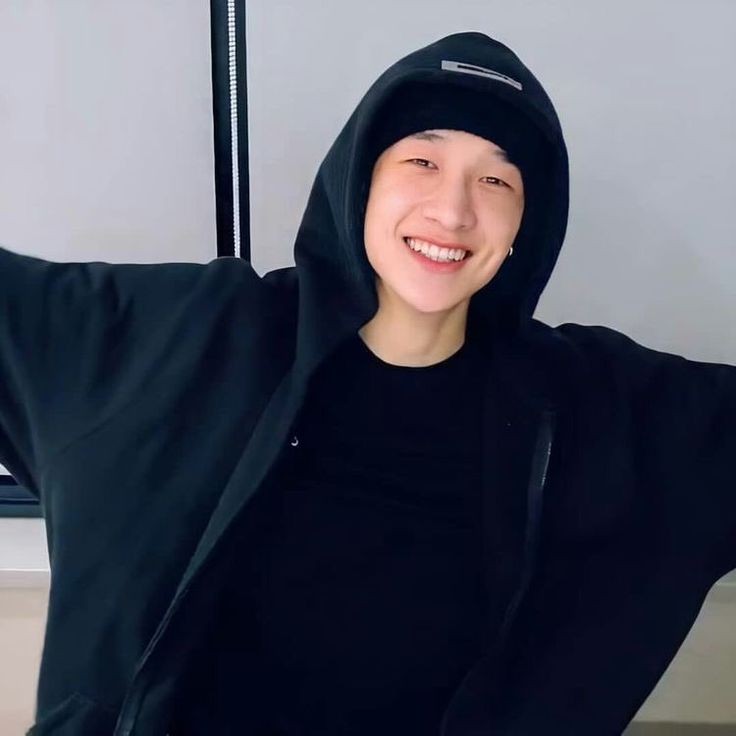 Sabes, a Stay le gusta cuando llega los domingos. Bang Chan radiant have un live ❤️ nos plática muchas cosas divertidas y lindas, pone buena música, habla de sus niños Stray Kids y al final nos da un abrazo. Stay ansiosamente espera el domingo, para Bang Chan rainbow 🌈.