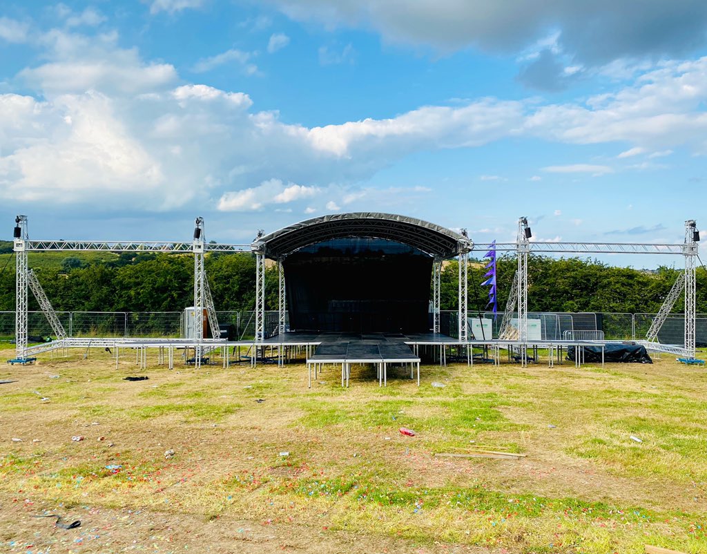Another day, another stage! 8m x 6m arc roof with extended PA wings, stage, screen gates and the rain stayed away for the build! 👏🏻 #winning #milos #stage #arcroof #festivalstage #areafourindustries #milos @areafourindustries @milostruss
