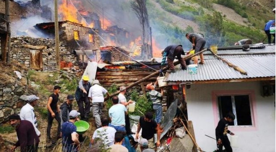 Artvin / Yusufeli'nde çıkan yangında, 20'ye yakın ahşap ev yandı.

#ArtvinYanıyor