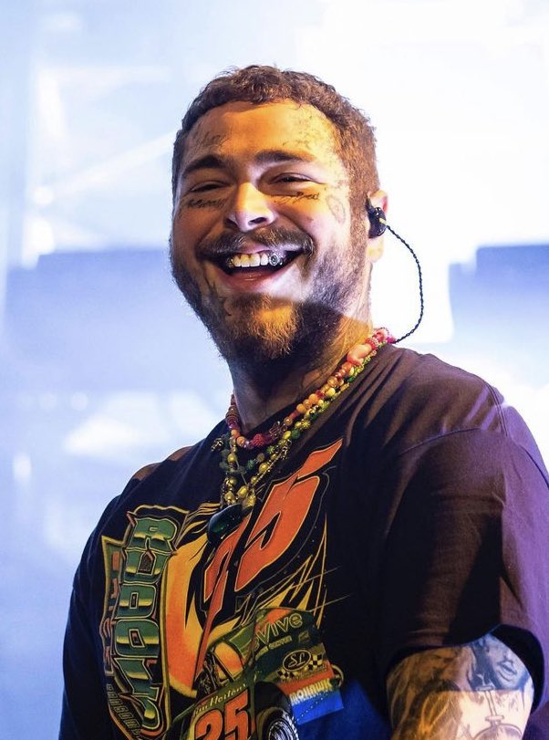 almondblondies's tweet image. All the necklaces he’s wearing are hand made from small businesses 💕😭 they’re so pretty i love them