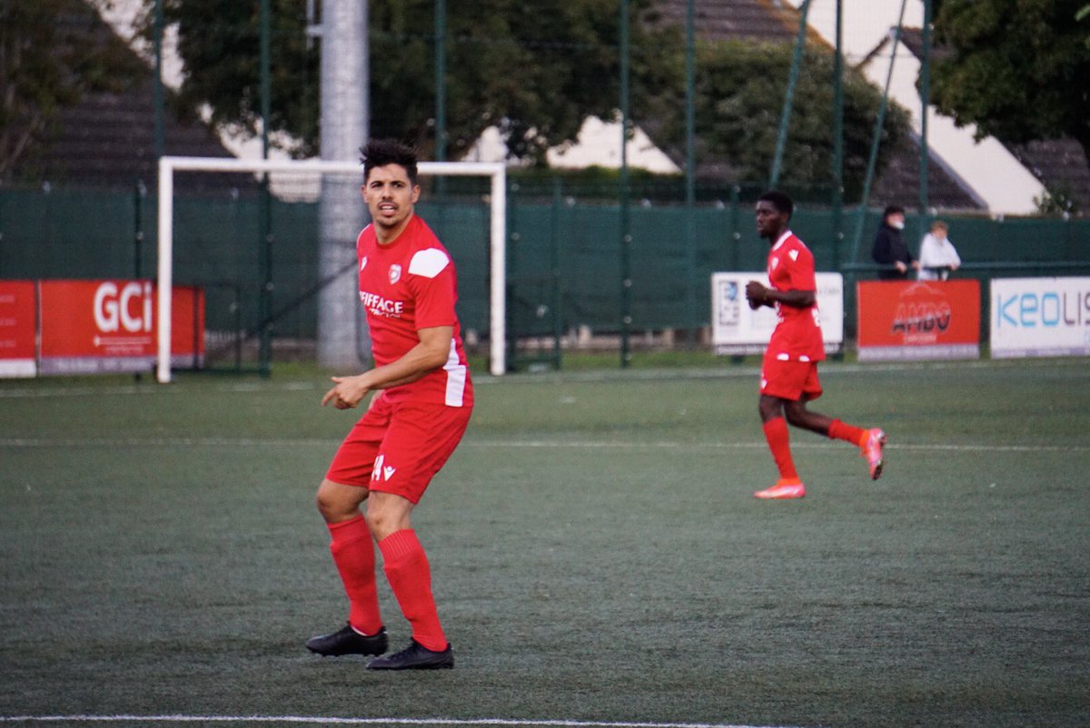 MaladrerieCaen's tweet photo. Entrée de Medhi « Capi » Hocianat pour ses dernières minutes en tant que joueur seniors 😍
Medhi s’est, pour l’occasion, placé en attaque 🤣
#MOSAFV 0-1 #Préparation https://t.co/GQESvauyS3