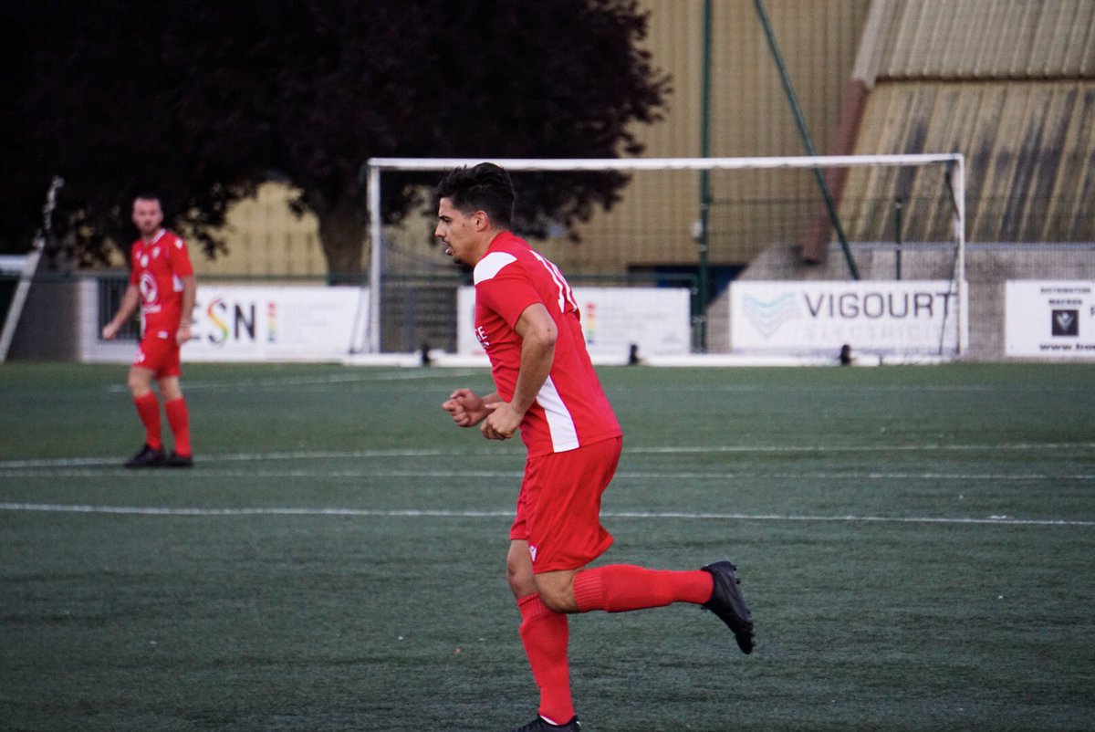 MaladrerieCaen's tweet photo. Entrée de Medhi « Capi » Hocianat pour ses dernières minutes en tant que joueur seniors 😍
Medhi s’est, pour l’occasion, placé en attaque 🤣
#MOSAFV 0-1 #Préparation https://t.co/GQESvauyS3