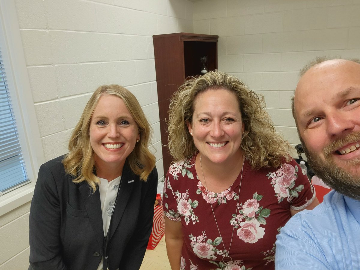 IA_HCS's tweet photo. We had an awesome visit from Dr Davis on our HS Open House day. We are prepared for a great first day. #Best1stDayEverHCS @HenryCountyBOE @learninHenry #IATogether https://t.co/yyJObHTM2M