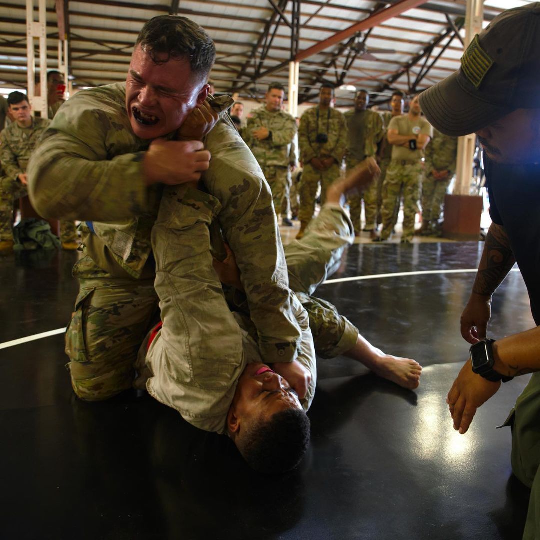 25thID's tweet photo. Continuing Always Able Week, Able Company @2IBCTWarriors held a combatives competition as they prove that they are capable of carrying on the legacy of those who came before them. 

#TropicLightning #AlwaysAble #Wolfhounds #NoFear #StrikeHard #CompassionateinPeace #Warriors https://t.co/SQasfdRGIC