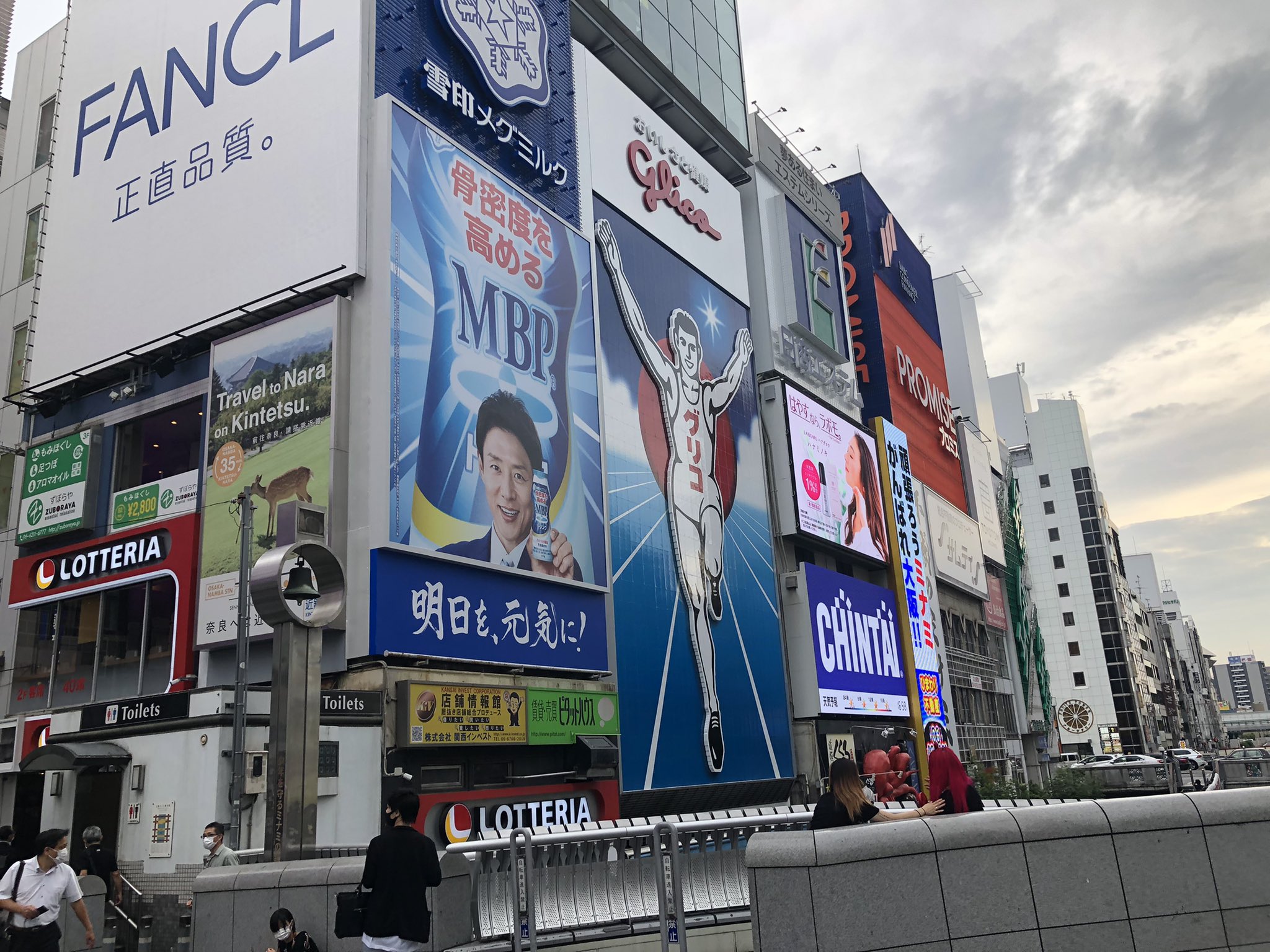 Uzivatel チャーリー Na Twitteru こちら大阪ミナミの戎橋 通称引っ掛け橋 上です グリコのポーズで写真撮ってる人は沢山おるけど 今日はその手前に写ってる松岡修造さんのポーズで写真撮ってる子おった ジワるww みんなできる T Co Dnwcuv6x Twitter