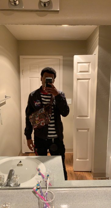 Have I post me in regular clothes yet 👀🤪 https://t.co/Y1MmZhffZM<a href="/tag/sadlynoluck"class="tags"><span>#sadlynoluck</span></a>