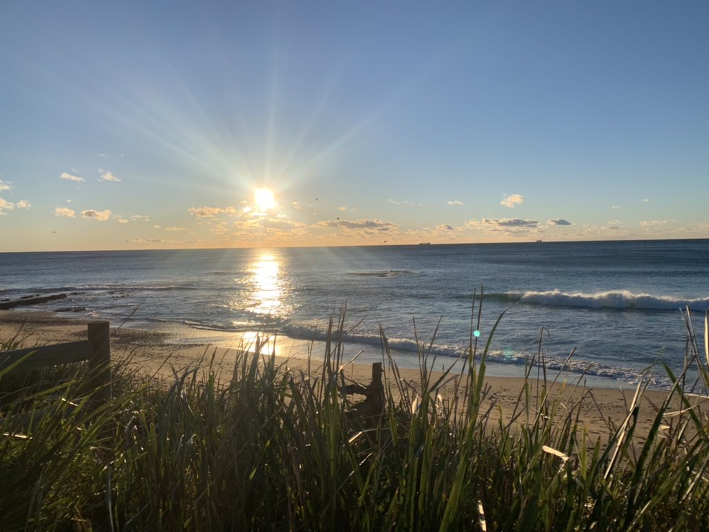 GordonGWallace's tweet photo. Had a phone hook up with USA colleagues @RomeroLabUH this am. - doing the #lockeddownloop in #TheGong . I could not resist sharing my “office” view . It matched the incredibly exciting #research results we were discussing #sutrode - stay tuned ! https://t.co/xM0RAUvWNP