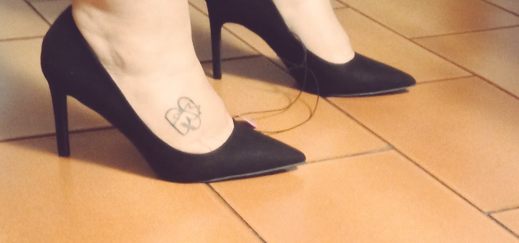 AMALILITH2's tweet photo. Tengo  zapatitos nuevos. Listos para estrenar sobre tu piel.  
Yo sé de una perrita que está deseando catarlos.  Va a disfrutar tanto de ello. 
👠👠😈 https://t.co/RDUCpG64C7