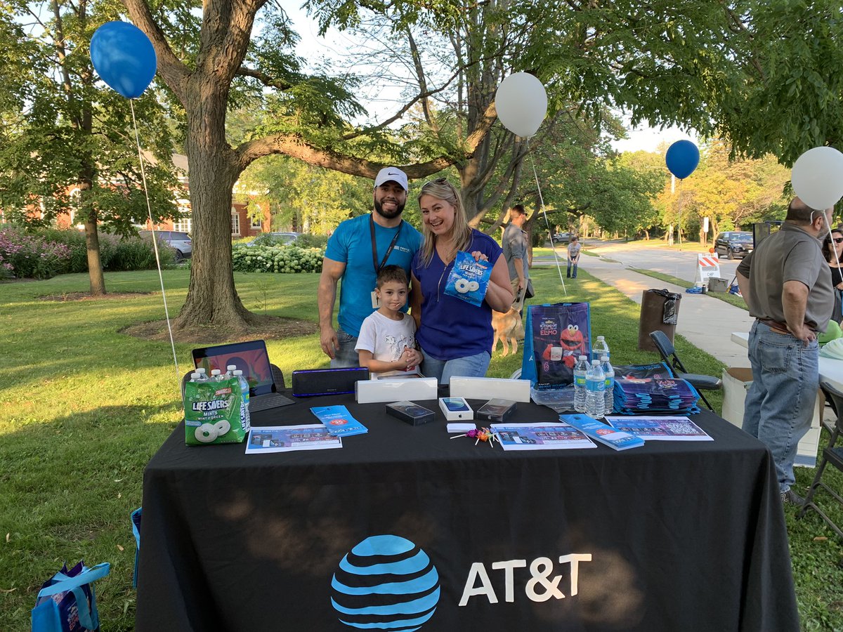 MariaYSanchez2's tweet photo. Connecting with our community is our thing #nationnightout @glm_warriors #makingwaves @morenoglm @AshleyTortoric2 https://t.co/TtOnUIiduR