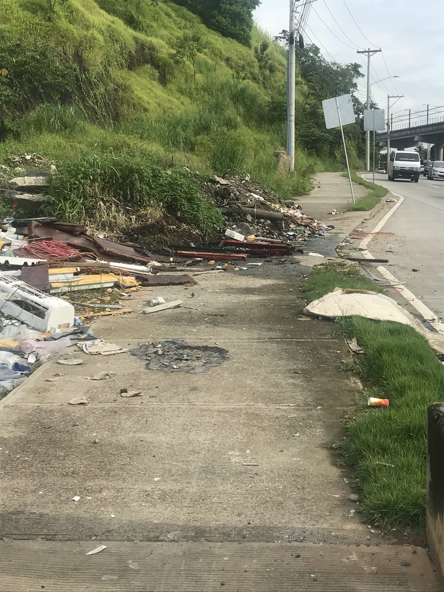 isanav7's tweet photo. @musamicontigo @MINSAPma @hvcarrasquilla este lugar que ahora utilizan de basurero esta ubicado en vía principal antes de la Delta , frente a la fabrica de Barraza y cia y no creo que ninguna autoridad la haya visto y lo peor es que tiene un letrero de no botar basura @TReporta https://t.co/1J6hkCnVQq