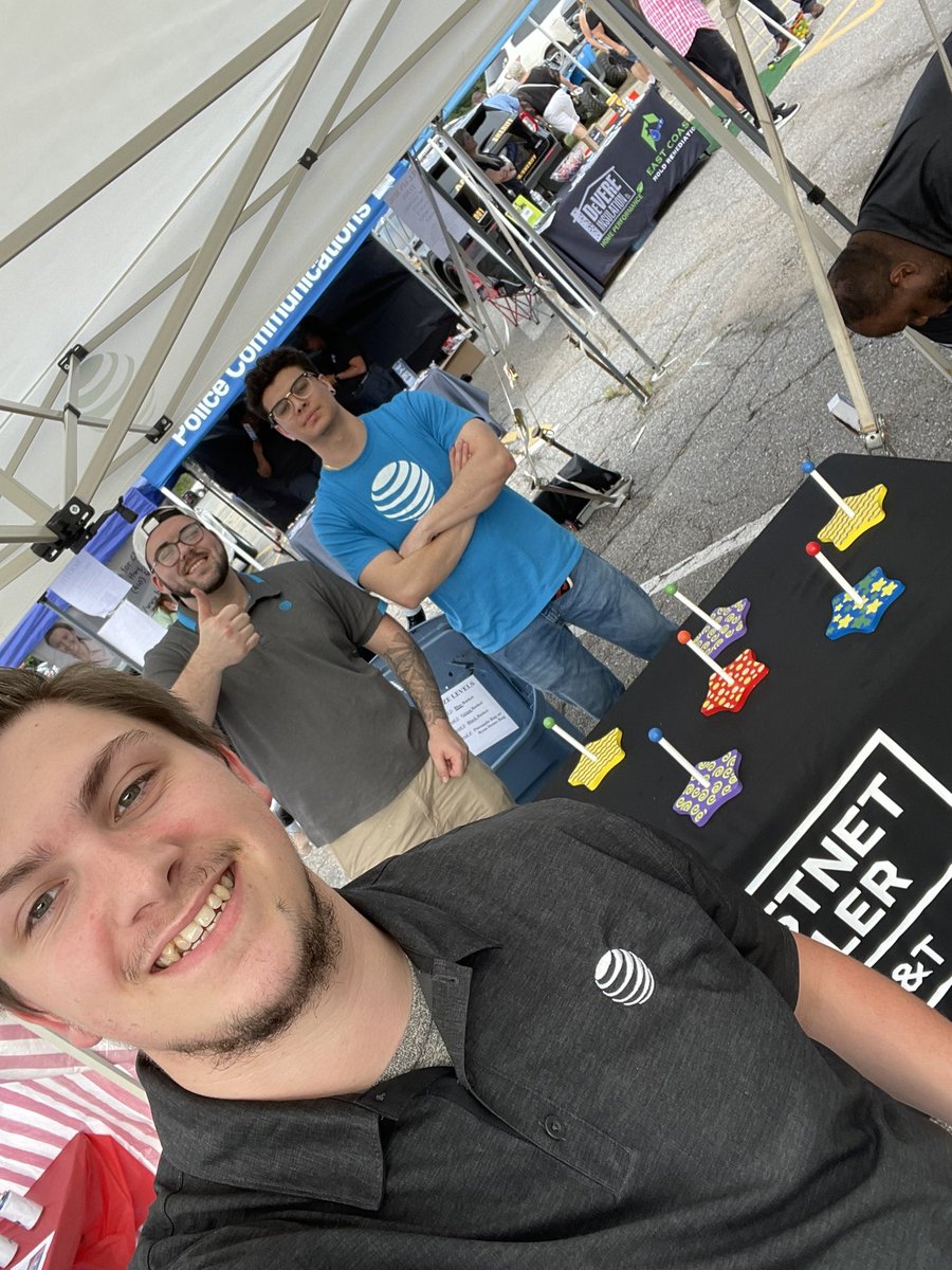 portablesannap's tweet photo. Celebrating with the community! AT&amp;T style 😎 🔥 #firstnet #NNO https://t.co/MEngqsWXR0