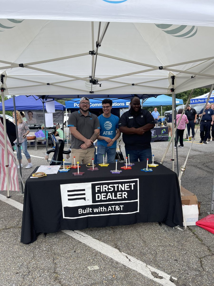 portablesannap's tweet photo. Celebrating with the community! AT&amp;T style 😎 🔥 #firstnet #NNO https://t.co/MEngqsWXR0
