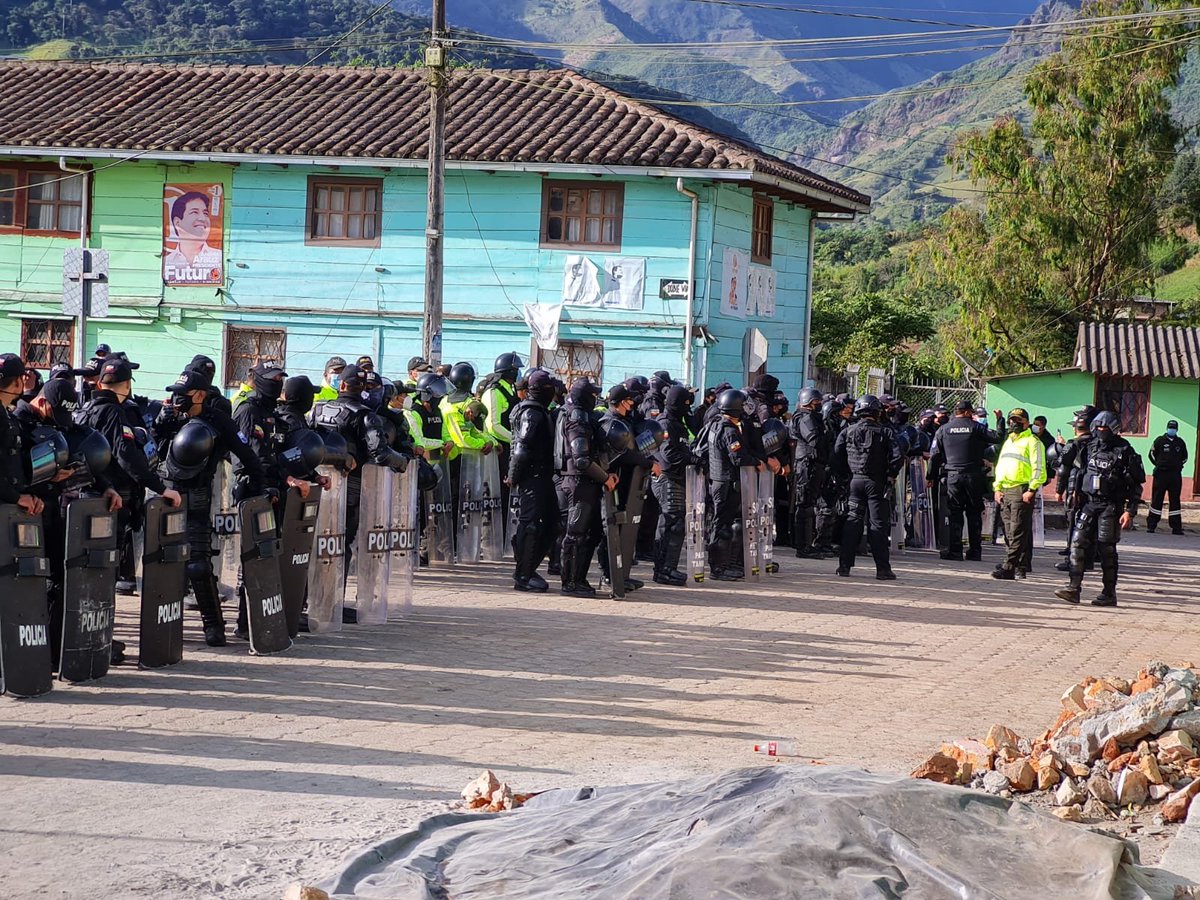 omasneEcuador's tweet photo. Delegación de @DEFENSORIAEC de #Imbabura expresa su rechazo a la intervención policial en Buenos Aires y la actitud del Estado, que reprime a la población, pero defiende a la empresa #Hanrine que comete arbitrariedades y vulnera #DDHH. https://t.co/uB7MaduPVr