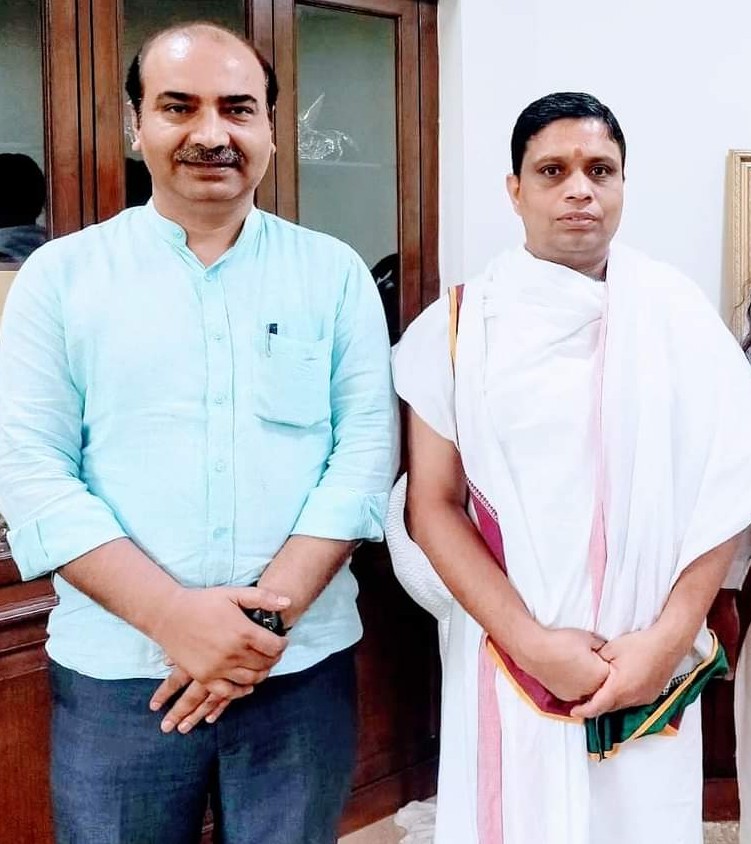 आचार्य चरक, सुश्रुत और महर्षि पतंजलि के ज्ञान विज्ञान और शोध से हम सब को परिचित कराने वाले और आयुर्वेद को घर घर पहुँचाने वाले आचार्य बालकृष्ण जी को जन्मदिन की अनंत हार्दिक शुभकामनाएं🙏