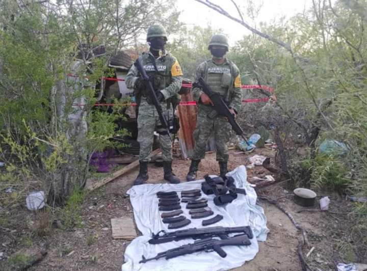 Matador08640286's tweet photo. Un narcocampamento fue asegurado por elementos del Ejército, en este se aseguraron dos drones, 74 armas de fuego, se liberaron a 14 personas y se aprehendieron a otras 46. En tanto, se lograron inhabilitar 10 tomas clandestinas, publicó esto paso en Tamps. https://t.co/TeLoQvXeMj