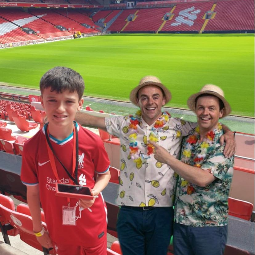 _paulinec74's tweet photo. @antanddec BREAKING NEWS 🚨
Ant &amp; Dec ditch St James's Park for Anfield as they become Liverpool fans with Jay who has travelled from Glasgow to Liverpool for a staycation and a tour of the famous red stadium  #holidaywithantanddec @liverpoolfc https://t.co/Pg7CfnKVzN