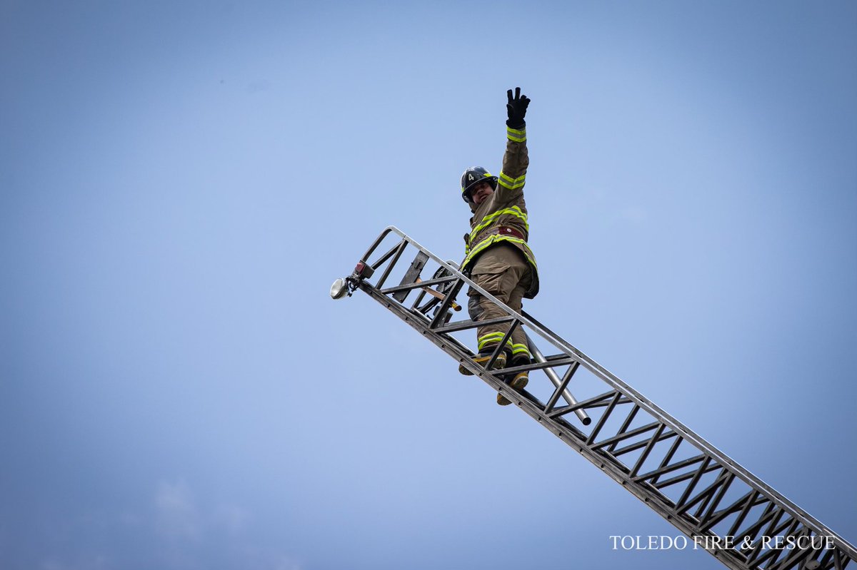 ToledoFire's tweet photo. #ToledoFire #RecruitClass #294 #FamilyDay
.
#tfrdfc294 #recruitlife #toledofirefighters #family
.
More photos โก๏ธ https://t.co/yIOqjgErG6 https://t.co/Og5mzWAFCr