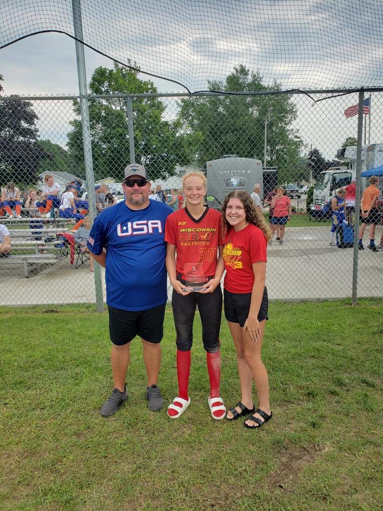 AvaryMakarewicz's tweet photo. I am very sad that this season is over, but the grind and game never stops. I received the player of the year award. #hardworkpaysoff @SAProfileCard @EC_Recruits @qcsoftball @WSCWildcatSB @WinonaStateSB https://t.co/p5HUZrA5VM