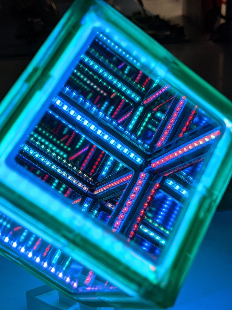 stdlogicvector's tweet image. Finally found the time to finish that #infinitycube ! 180 LEDs, 65mm on the outside, frame 3D printed on an #AnyCubic #PhotonS
