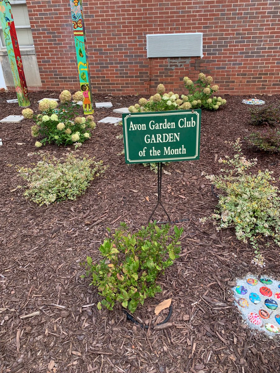 DcsdRegion2's tweet photo. Avondale ES garden is so beautiful it won “Avon’s yard of the month”!!! If you get a chance, stop by and enjoy the beautiful landscape. @DeKalbSchools @City_Avondale @CWATSONHARRIS https://t.co/szXR4dfr5x